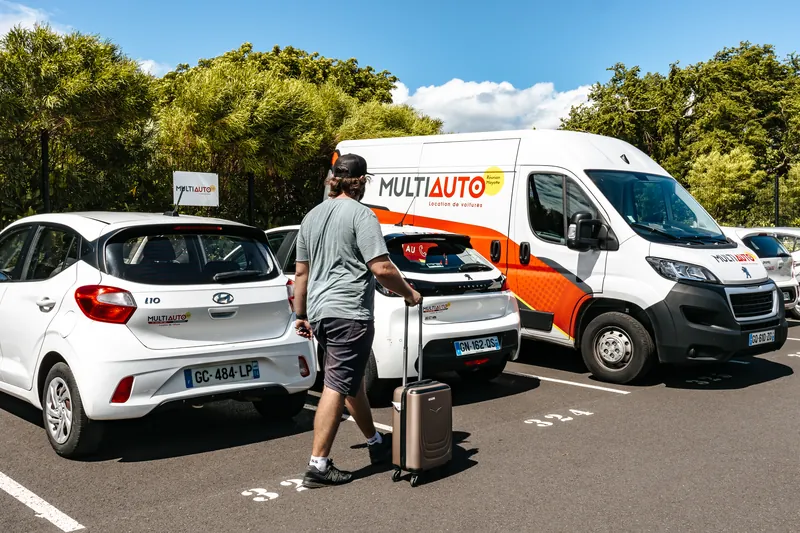 Client récupérant les clés de sa voiture de location MultiAuto à La Réunion