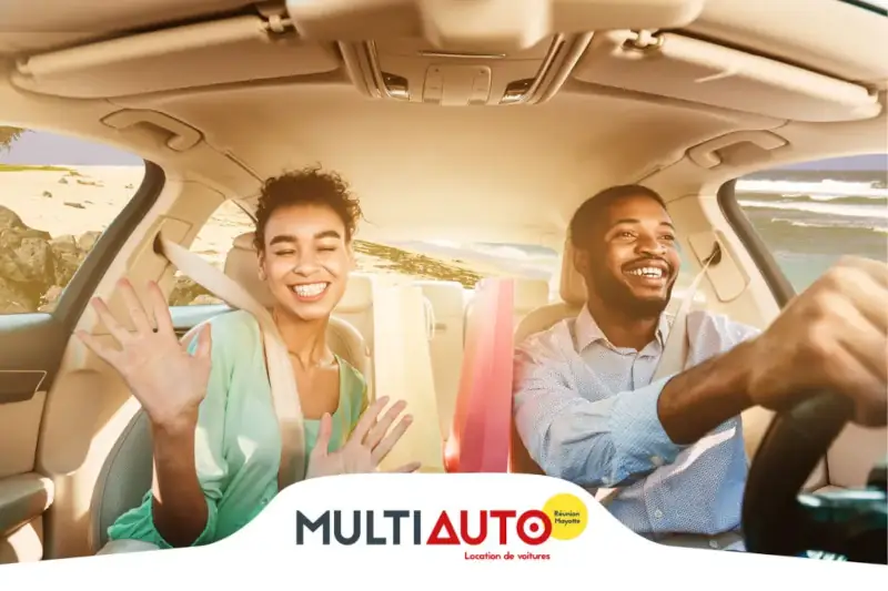 Voiture de location économique sur une route de La Réunion
