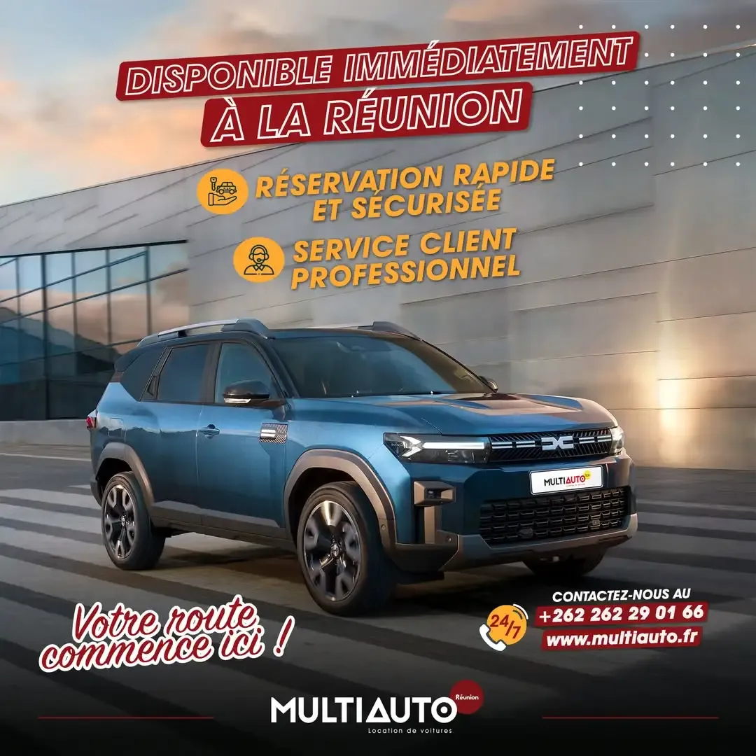 Dacia Duster bleu stationné devant l'agence MultiAuto à La Réunion, disponible immédiatement pour une location SUV Réunion avec réservation sécurisée.