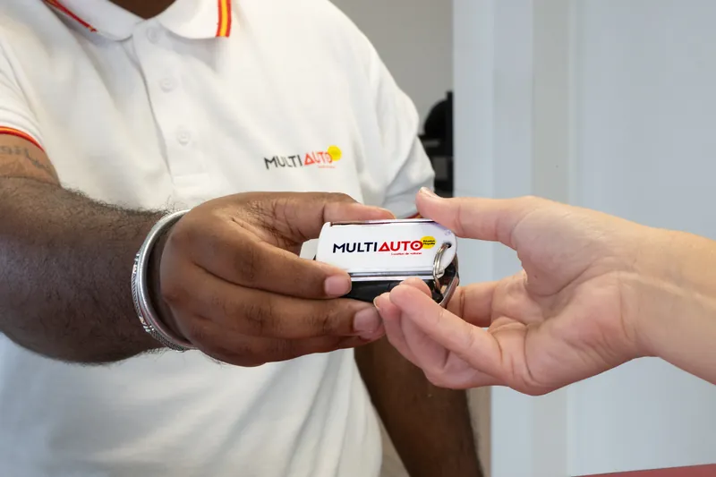 Remise des clés d'une voiture de location MultiAuto à La Réunion