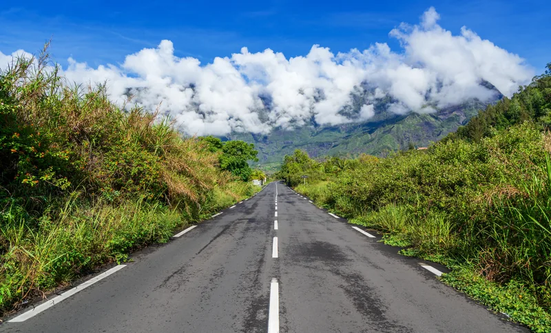 Route de montagne vers Cilaos et Salazie à La Réunion sous les nuages