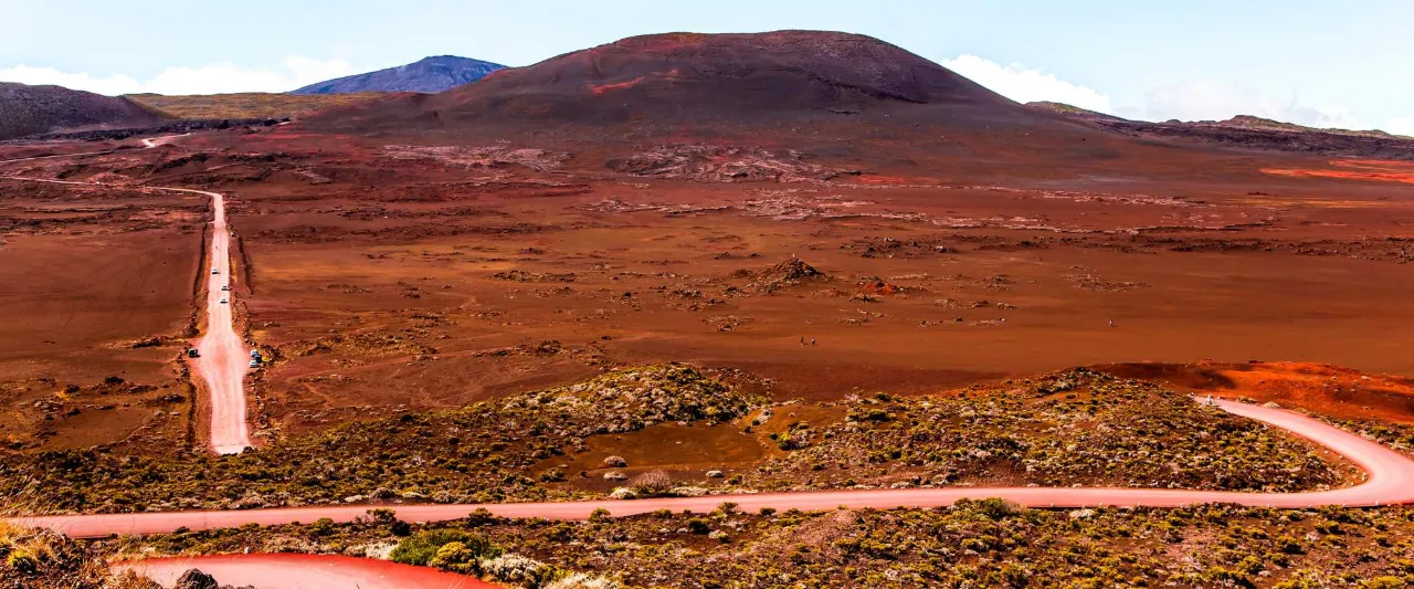 Route panoramique de montagne à La Réunion vue depuis une voiture de location